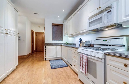 Yorkville Apartment | Spacious 1BR Executive Style Suite - King Bed