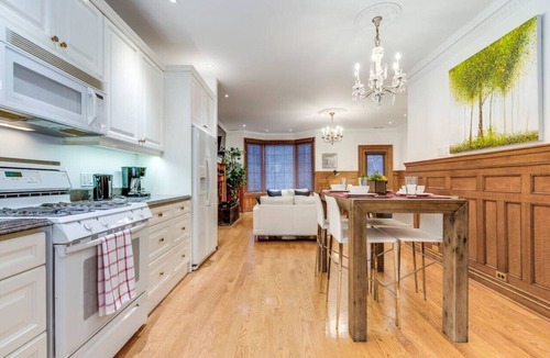 Yorkville Apartment | Spacious 1BR Executive Style Suite - King Bed