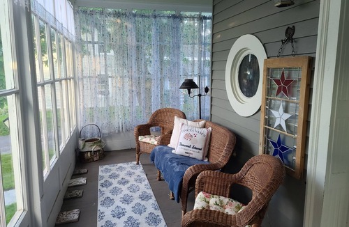 Perry Apartment | Spacious 2 Bedroom Loft w/ Full Kitchen & Full Bath