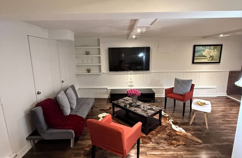 Thornhill House | Spacious 2BR Basement Full Kitchen Vaughan