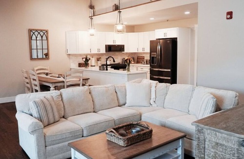 Stonington Apartment | Spacious 2BR Condo - Minutes to DT Mystic
