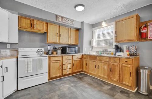 Downtown House | Spacious 3 Bedroom, 4Bed Cozy Home