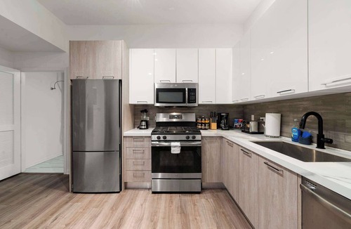 Near South Side House | Spacious 3BR · Bronzeville/South Loop · Sleeps 8