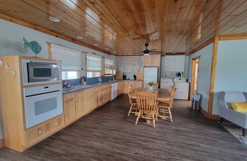 Waterford House | Spacious 3BR lake front cottage at Lake Leboeuf