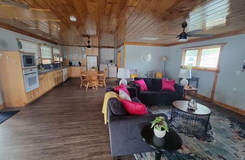 Waterford House | Spacious 3BR lake front cottage at Lake Leboeuf