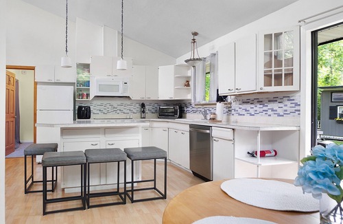 Teall Beach House | Spacious 4 bdrm home, Close to Lake, Wine, Downtown, Kid Friendly, Self Checkin