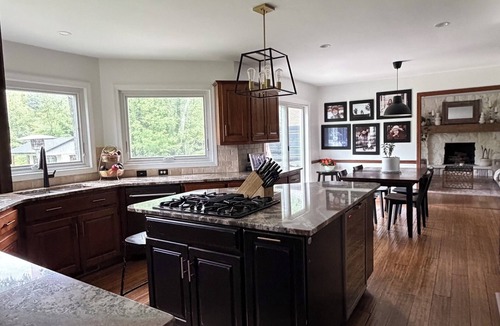 Cuyahoga Falls House | Spacious 4-bedroom home close to the Cuyahoga Valley National Park & Blossom.