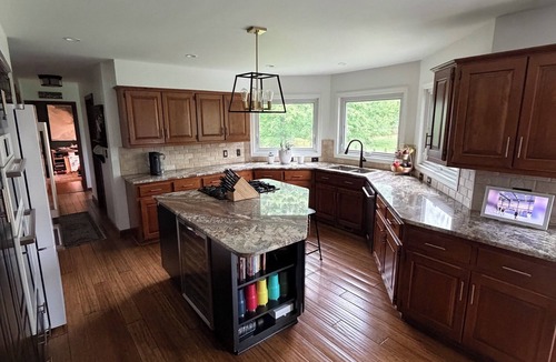 Cuyahoga Falls House | Spacious 4-bedroom home close to the Cuyahoga Valley National Park & Blossom.