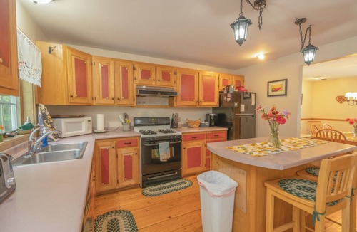 Farmington House | Spacious 4-bedroom country house in delightful Farmington with AC, firepit