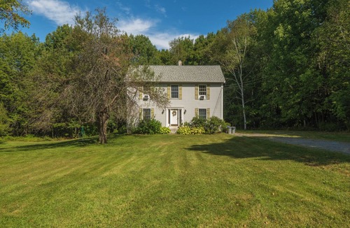 Farmington House | Spacious 4-bedroom country house in delightful Farmington with AC, firepit