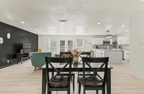 McKinney House | Spacious 4 Bedroom Family Retreat in the Heart of McKinney, TX