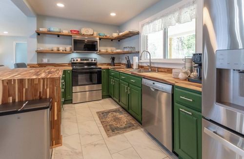 Meadville House | Spacious 4-bedroom house in Meadville, walking distance to Allegheny College
