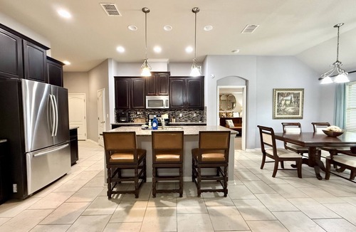South Side House | Spacious 4BR, 2.5BA home just 15 mins from the beach! Features a 3-car garage, fast Wi-Fi, smart TVs, and a fully equipped kitchen. Quick access to the highway, hospitals, and shopping. Perfect for families, travel nurses, or long-term stays. Enjoy t