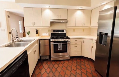 Dayton House | Spacious 4BR Mid-Century Modern Retreat in Dayton with Play room and Patio