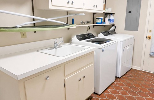 Dayton House | Spacious 4BR Mid-Century Modern Retreat in Dayton with Play room and Patio