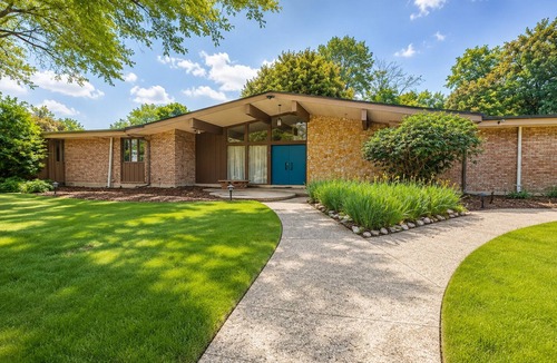 Dayton House | Spacious 4BR Mid-Century Modern Retreat in Dayton with Play room and Patio