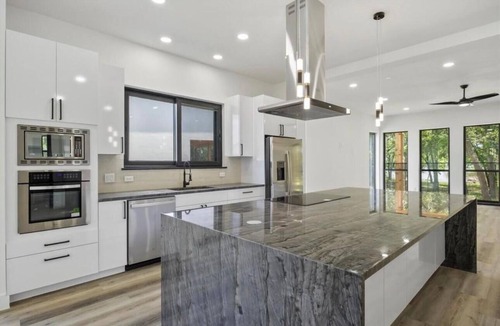 Quinlan House | Spacious 5-bedroom Lake house in quaint Quinlan with AC