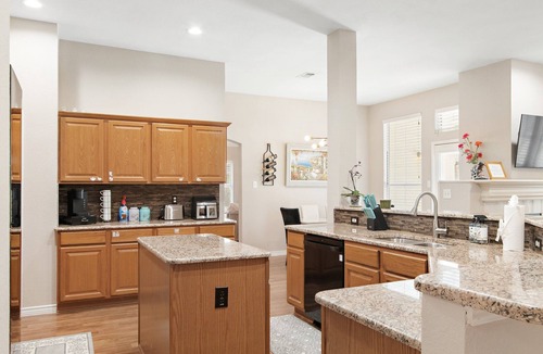 South Arlington House | Spacious 5BR 2 Bath Jetted Tub 16 miles to Dallas Stadium