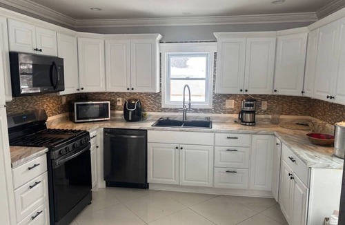 Youngstown House | Spacious 5BR Sleeps 12 | King Beds + WiFi
