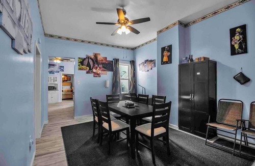 Downtown Buffalo House | Spacious 6-bedroom house with WiFi, AC and free Parking in brilliant Buffalo