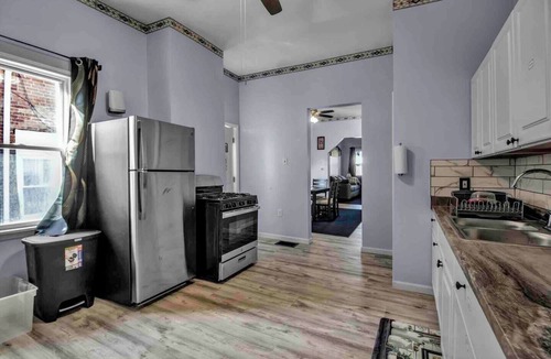 Downtown Buffalo House | Spacious 6-bedroom house with WiFi, AC and free Parking in brilliant Buffalo