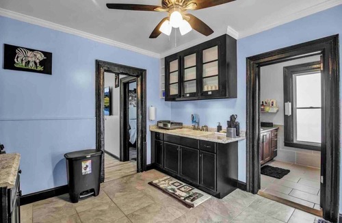 Downtown Buffalo House | Spacious 6-bedroom house with WiFi, AC and free Parking in brilliant Buffalo