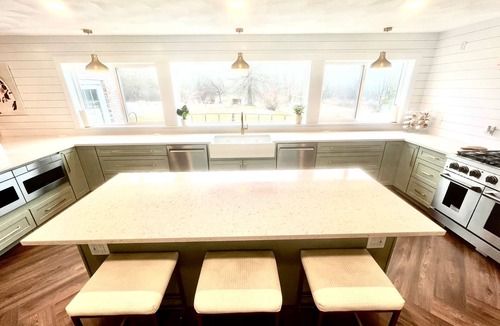 Vestal House | Spacious 6-bedroom house with AC, fitness room, pool, WiFi in charming Vestal