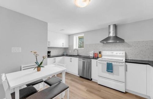 St. Catharines House | Spacious 6BR Full Home Near Niagara Falls & Wine