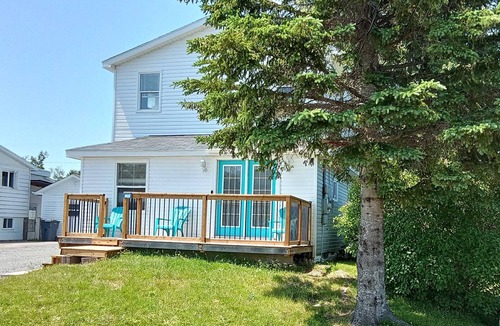 The Bluff House | Spacious Beachside Chalet is just minutes walk to Parlee Beach