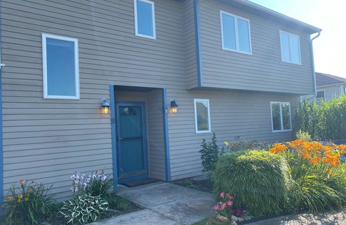 Eastward Look House | Spacious beach house with front and back yards, short walk to Scarborough beach