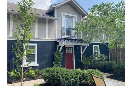 Near East Columbus Cottage | Spacious Carriage House - Olde Towne East - free parking - Super Host