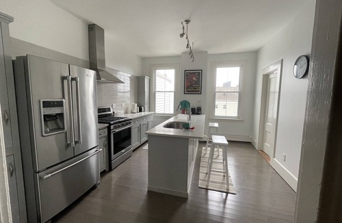 Parkside Apartment | Spacious Central Beautiful Apt: 4 Bedrooms, 5 Beds & 2 free parking.