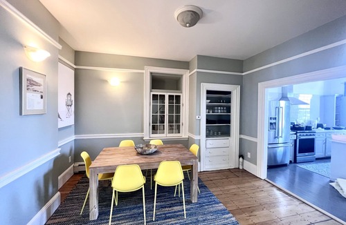 Parkside Apartment | Spacious Central Beautiful Apt: 4 Bedrooms, 5 Beds & 2 free parking.