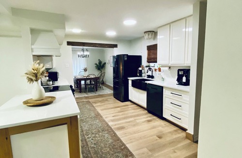 Alice House | Spacious centrally located 5-bedroom house in quiet neighborhood