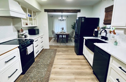 Alice House | Spacious centrally located 5-bedroom house in quiet neighborhood