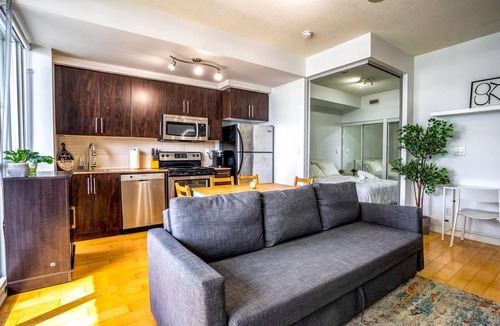 Downtown Toronto Apartment | Spacious Condo Next To CN Tower 2211