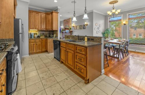 Holy Cross House | Spacious Downtown Apartment with Free Parking