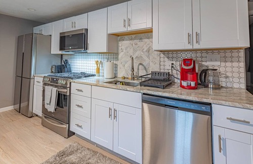 South Oakland House | Spacious Home with Porch Sleeps 6 Near Pitt & UPMC