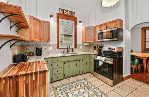 Springfield House | Spacious house 3 min from downtown Springfield and convention center