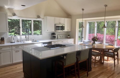 Noyack House | Spacious, immaculate 5 BR, 4 Bath Home w/Bay and Sunset Views, Family-friendly