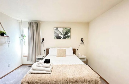 New Century House | Spacious/Modern 3-bedroom townhome, Quiet Culdesac, Fire Pit, TV every Room