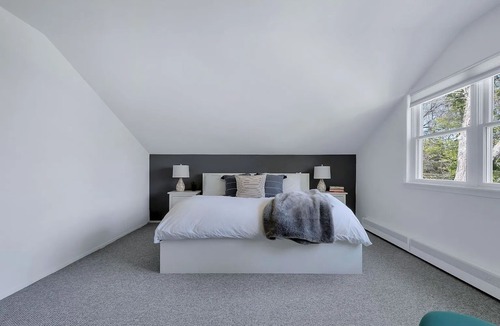 Noyack House | Spacious & Modern 5-bedroom in Sag Harbor, walk to bay