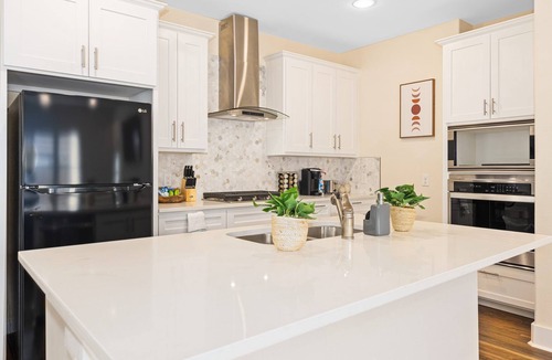 West Dallas House | Spacious Modern Chic 5BR Home in Dallas - 9 Beds!