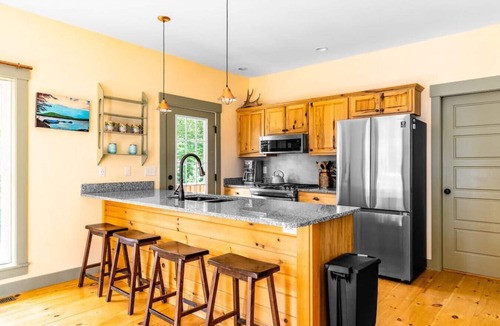 Otis House | Spacious Private Lake Retreat + 2 Guest Houses