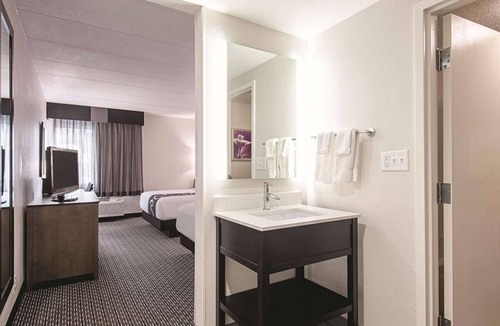 Portland Hotel | Spacious Queen Suite, La Quinta, Shuttle Service, Minutes to The Arts District