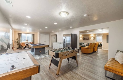 Draper House | Spacious Retreat - Game Room, Theatre, Sauna, BBQ