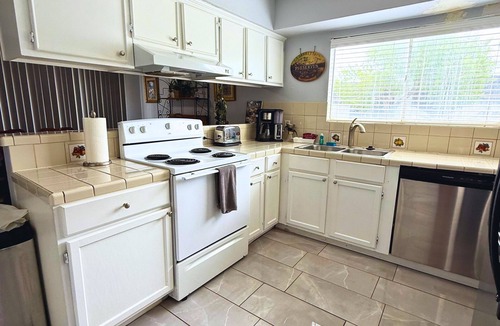 South Side House | Spacious Southside Home 1 King & 1 Queen bed!