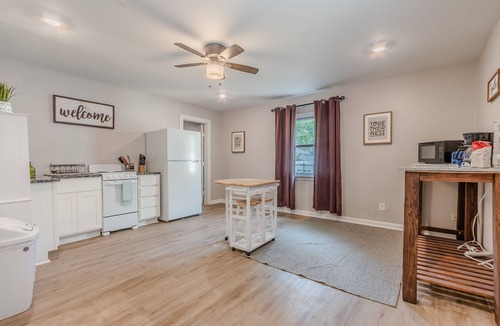 Oak Cliff House | Spacious Stay in Oak Cliff