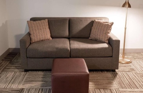 North Little Rock Hotel | Spacious Unit Near Dickey-Stephens Ballpark | Pets Allowed, Heated Pool!