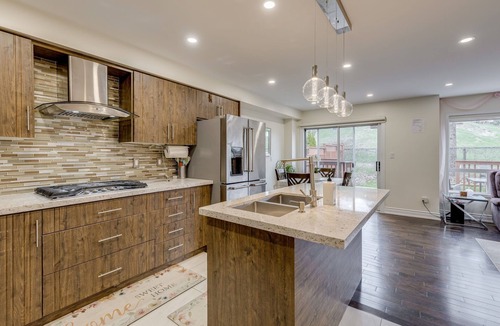 East Credit House | Spacious Upscale 4BR Detached Retreat with Parking